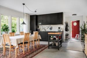 Newly Built Architect-Designed House By The Sea