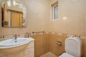 Peaceful 2Bdr with Pool in Vilamoura by LovelyStay