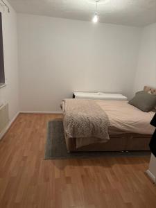 Cosy stay with easy M1 and A421 access