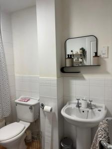 Cosy stay with easy M1 and A421 access