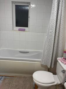 Cosy stay with easy M1 and A421 access