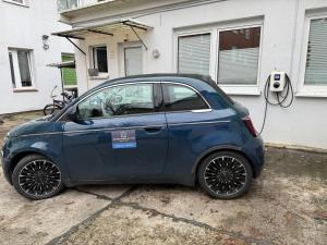 1 Zi Whg on Top gemütlich möbliert an der Universitätsklinik, eigener Parkplatz und Ladestation inclusiv, große Wohnküche,, 2 Min zur Ostsee, Universität zu Kiel, City, Seebäder, Marine, Luxusfähren