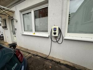 1 Zi Whg on Top gemütlich möbliert an der Universitätsklinik, eigener Parkplatz und Ladestation inclusiv, große Wohnküche,, 2 Min zur Ostsee, Universität zu Kiel, City, Seebäder, Marine, Luxusfähren