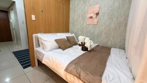 Classy Pool view low floor Condo near MoA