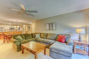 S42 Well appointed Bretton Woods Condo with Deck, Fireplace & Easy Access to Area Activities