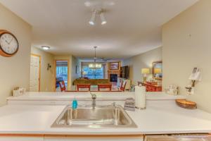 S42 Well appointed Bretton Woods Condo with Deck, Fireplace & Easy Access to Area Activities