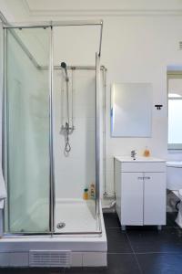 Spacious room with balcony in a Coliving apartment in Alameda