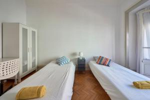 Spacious room with balcony in a Coliving apartment in Alameda