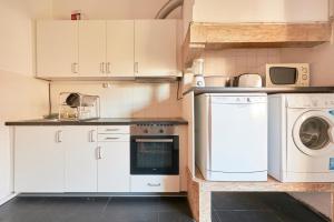 Spacious room with balcony in a Coliving apartment in Alameda