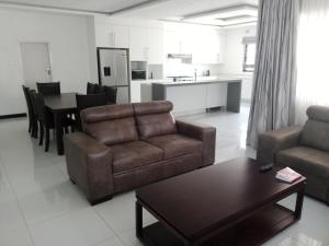 LOMS Furnished Apartment - Luxurious Modern House near KKI Airport