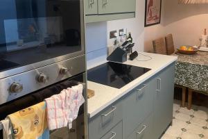 Central Dublin 2-Bed House Sleeps 4 WiFi