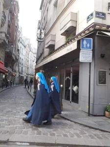 MAUBERT CENTRE PARIS Studio neuf contemporain equipé ascenseur chauffage salle de bains