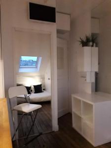 MAUBERT CENTRE PARIS Studio neuf contemporain equipé ascenseur chauffage salle de bains