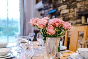 Sunny Side Barn in Cracoe North Yorkshire by Amber Stays Perfect for Big Groups and Leisure Stays, Sleep 8 and Parking