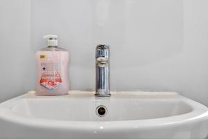 Central 2BR Ensuite Stay with Multiple Parking Spaces