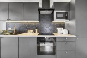 Central 2BR Ensuite Stay with Multiple Parking Spaces