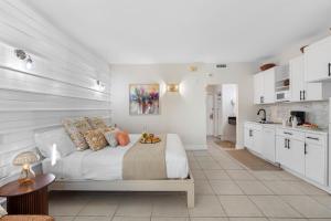 Bright & Stylish Waterfront Studio Retreat Your Ruskin Escape Awaits!