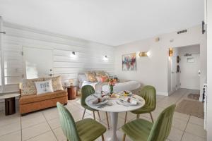 Bright & Stylish Waterfront Studio Retreat Your Ruskin Escape Awaits!