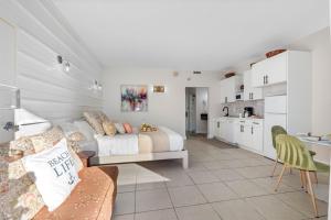 Bright & Stylish Waterfront Studio Retreat Your Ruskin Escape Awaits!