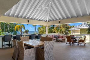 Bright & Stylish Waterfront Studio Retreat Your Ruskin Escape Awaits!