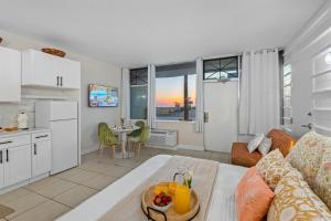 Bright & Stylish Waterfront Studio Retreat Your Ruskin Escape Awaits!