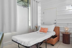 Bright & Stylish Waterfront Studio Retreat Your Ruskin Escape Awaits!