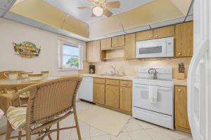 Waterfront Location and Minutes to the River! Condo Bikinis and Martinis- Roelens