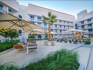Vogue Vacation Homes, JVC Luma22 near Circle Mall, Studio Apartment with Balcony and Vibrant Community View, Access toamenities