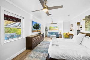 Palms Retreat! Giant Heated Pool-HotTub-FirePit-5Min2Beach-Pets-EV Chgr