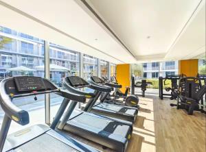 Vogue Vacation Homes, JVC Luma22 near Circle Mall, Studio Apartment with Balcony and Vibrant Community View, Access toamenities