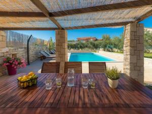 Villa Debora with private pool and backyard, Pet friendly