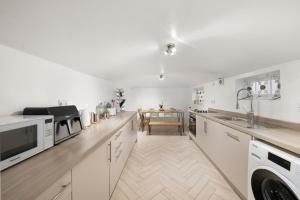 Modern 2 Bed Apartment in Notting Hill-Hyde Park by Amber Stays Perfect for Small Groups and Business Stays Sleep 4