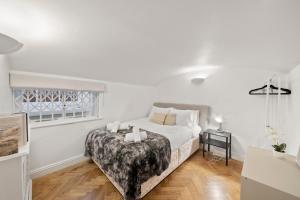 Modern 2 Bed Apartment in Notting Hill-Hyde Park by Amber Stays Perfect for Small Groups and Business Stays Sleep 4!