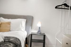 Modern 2 Bed Apartment in Notting Hill-Hyde Park by Amber Stays Perfect for Small Groups and Business Stays Sleep 4!