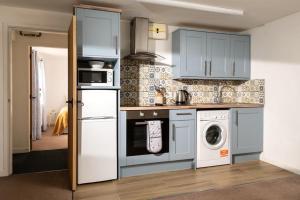 Swingletree- part of grange farm - Mediterranean courtyard