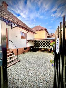 S-HOUSE Mountain Escape Private Yard, Terrace & Free Parking