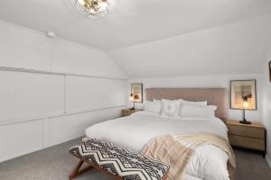 Downtown location Near the Beach Dog Friendly