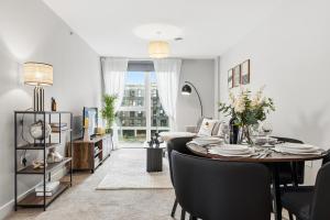 Luxury 2 BD with Free Parking & WIFI, Near Manchester City Center and Media City