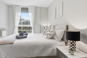 Luxury 2 BD with Free Parking & WIFI, Near Manchester City Center and Media City