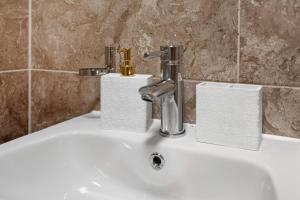 Lux 2BD, Free Parking & WIFI, Near MCR City Center and Media City