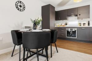 Luxury 2 BD with Free Parking & WIFI, Near Manchester City Center and Media City