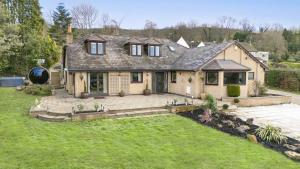 A Stunning 6 Bed Country Home in Cheltenham