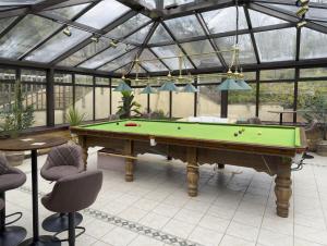 A Stunning 6 Bed Country Home in Cheltenham