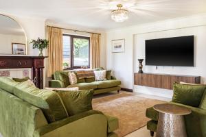 A Stunning 6 Bed Country Home in Cheltenham