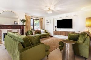 A Stunning 6 Bed Country Home in Cheltenham