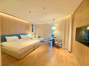 A la carte studio apartment with bay view and water music