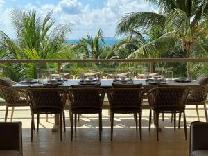 Caribbean Vibes - 4BR - Beachfront Pool & Relax