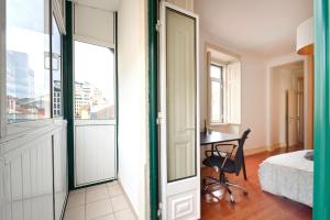 Private Suite with Balcony in a Coliving Apartment - Lisbon