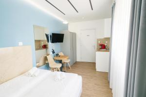 Modern Studio 7 private Kitchenette and Bathroom