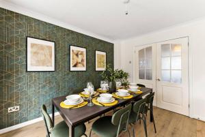 Stylish 5 Bed Home in Cheltenham by Amber Stays - Perfect for Business & Contractors, FREE Parking